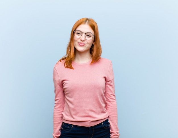 sorrindo de forma positiva e confiante, parecendo satisfeito, amigável e feliz