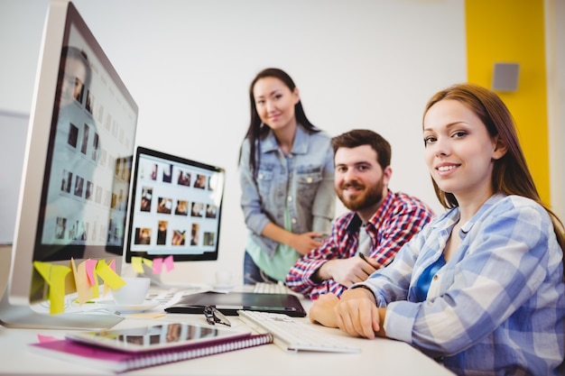 Foto sorrindo designers gráficos na mesa