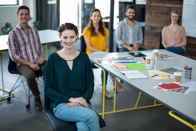 Sorrindo designers gráficos sentado no escritório