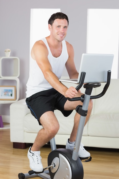 Sorrindo, desportivo, exercitar, bicicleta, segurando, laptop