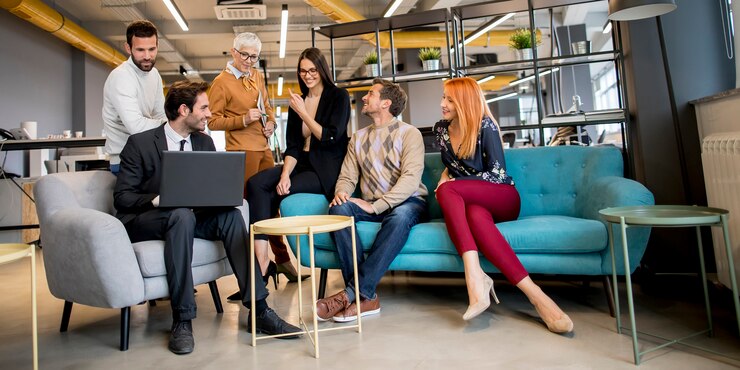 Foto sorrindo diversos empresários falando em um escritório