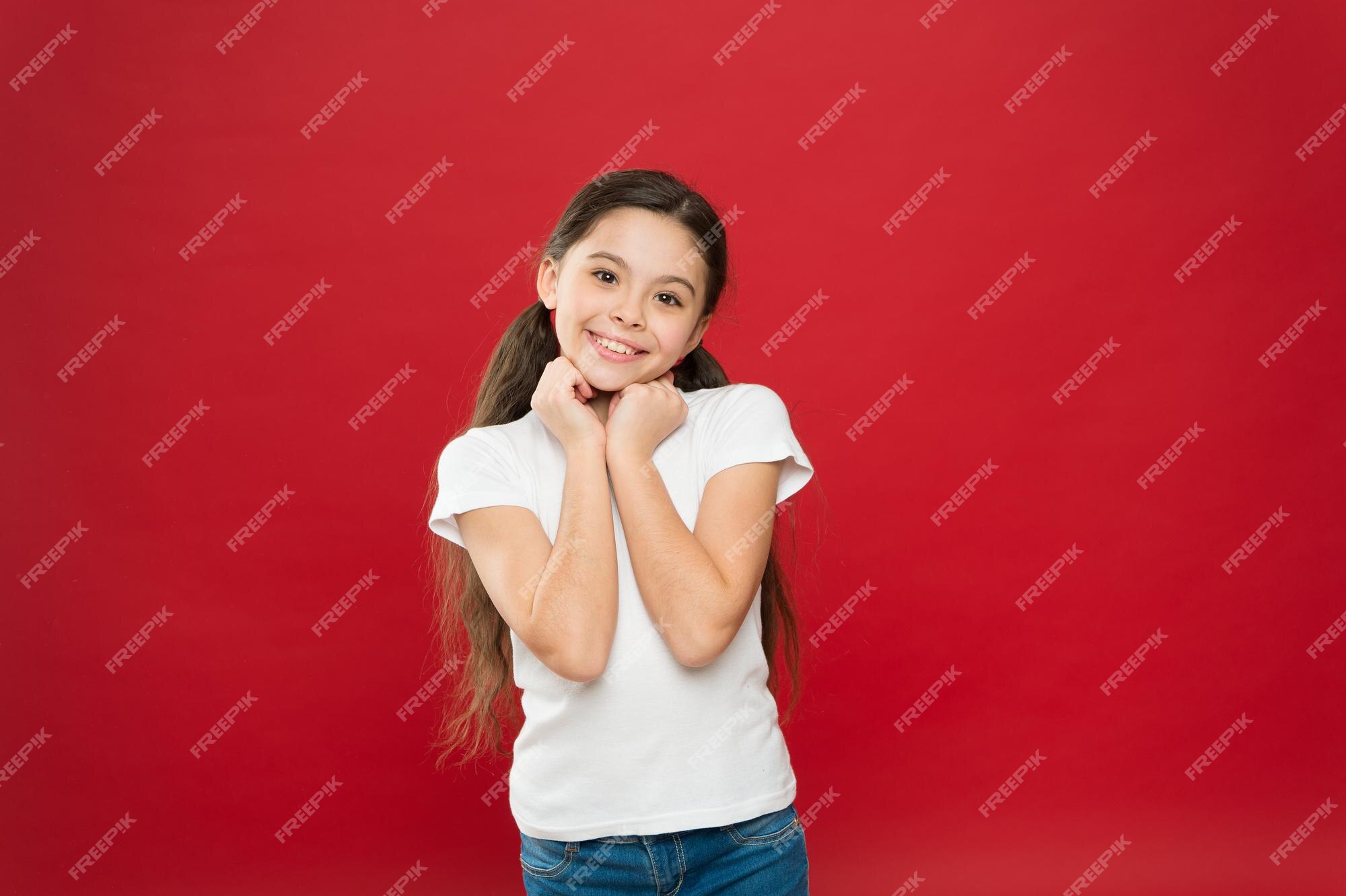 Mulher Sem Maquiagem No Rosto Adorável E Cabelo Longo Loiro. Menina Bonita  Posando No Vestido Azul No Fundo Branco. Cosméticos E Cuidados Com A Pele.  Cosmetologia. Beleza E Cabeleireiro Salão Foto Royalty