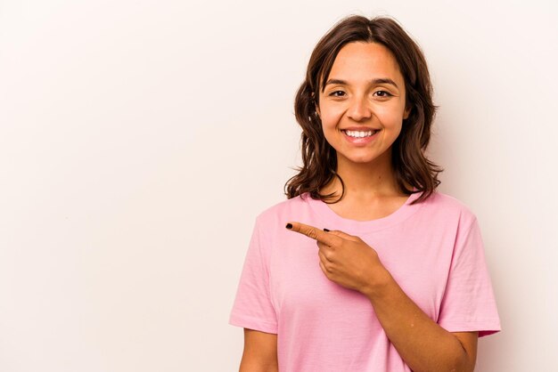 Sorrindo e apontando de lado mostrando algo no espaço em branco