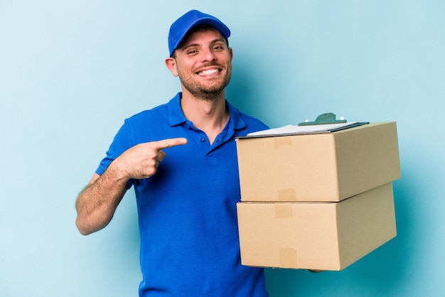 Sorrindo e apontando de lado mostrando algo no espaço em branco