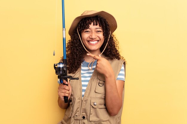 Sorrindo e apontando de lado mostrando algo no espaço em branco