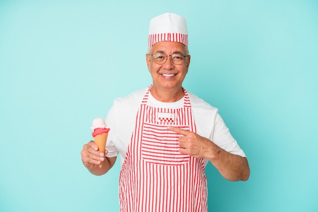 Sorrindo e apontando de lado mostrando algo no espaço em branco