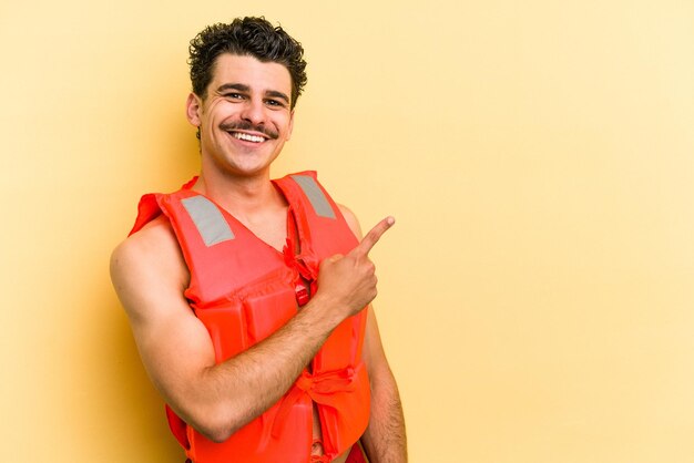 Sorrindo e apontando de lado mostrando algo no espaço em branco