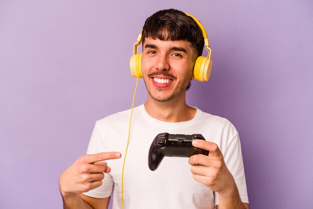 Sorrindo e apontando de lado mostrando algo no espaço em branco