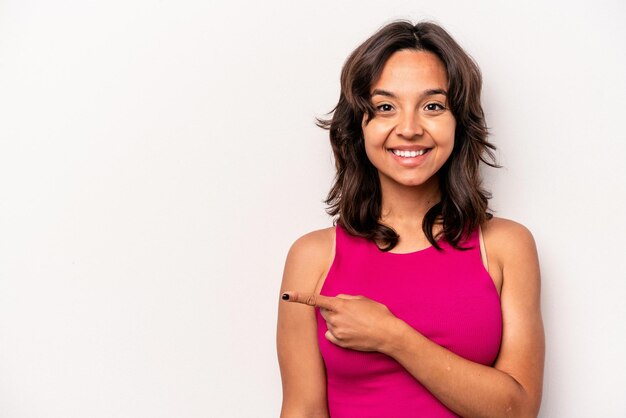 Sorrindo e apontando de lado mostrando algo no espaço em branco