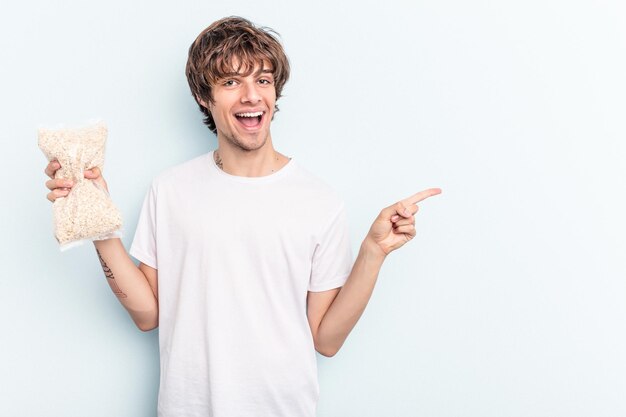 Sorrindo e apontando de lado mostrando algo no espaço em branco