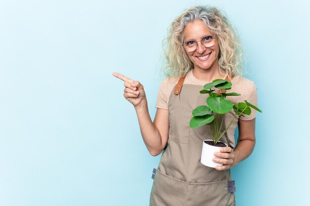 Foto sorrindo e apontando de lado mostrando algo no espaço em branco