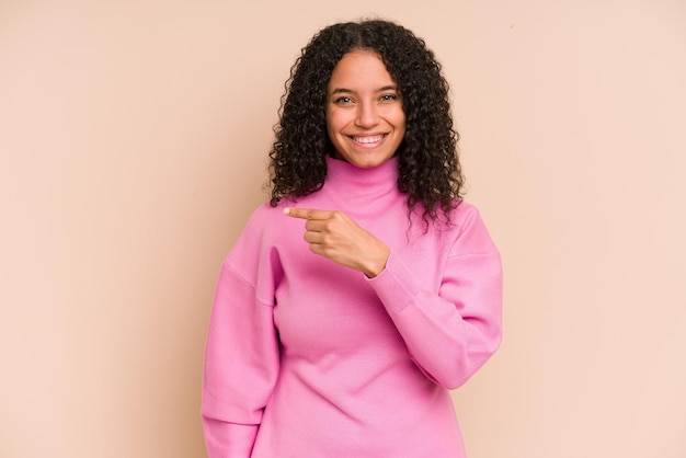 Sorrindo e apontando de lado mostrando algo no espaço em branco