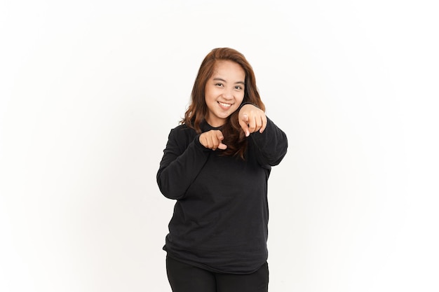 Sorrindo e apontando para você de linda mulher asiática vestindo camisa preta isolada no branco