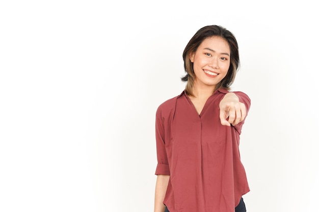 Sorrindo e apontando para você quer o gesto de uma linda mulher asiática isolada no fundo branco