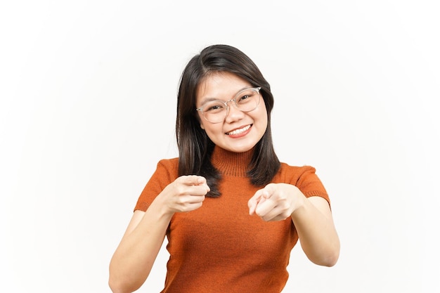 Sorrindo e apontando para você quer o gesto de uma linda mulher asiática isolada no fundo branco