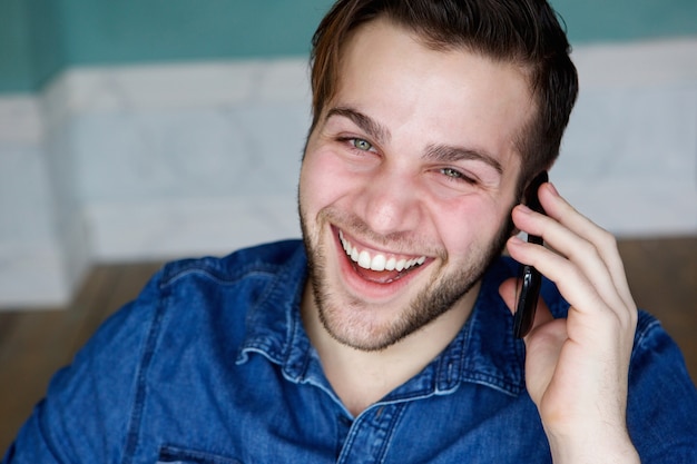 Sorrindo e chamando no celular