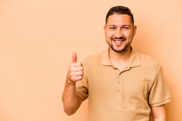 Sorrindo e levantando o polegar