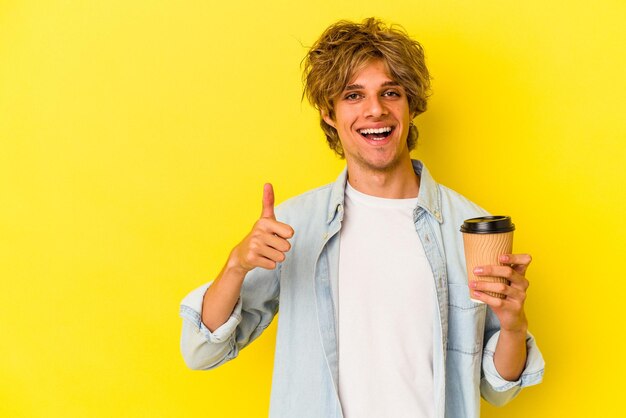 sorrindo e levantando o polegar