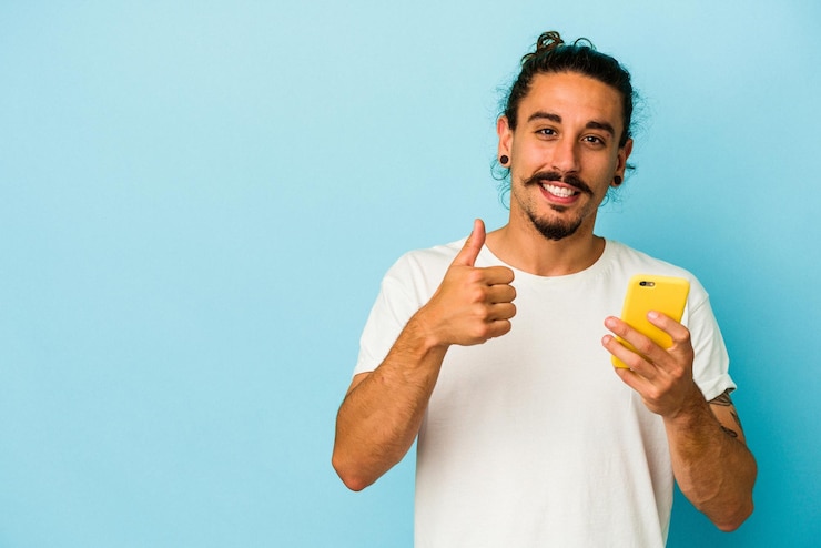 Foto sorrindo e levantando o polegar
