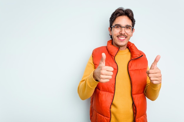 Sorrindo e levantando o polegar