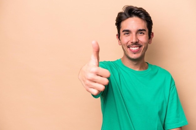 sorrindo e levantando o polegar