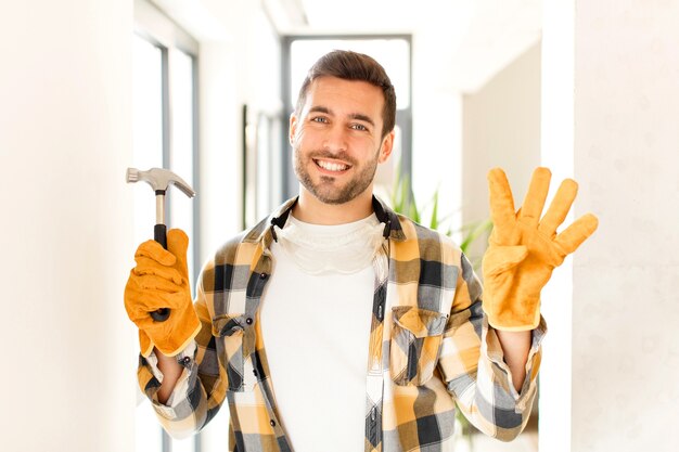 Sorrindo e o homem parecendo amigável, mostrando o número quatro ou quarto com a mão para a frente, em contagem regressiva