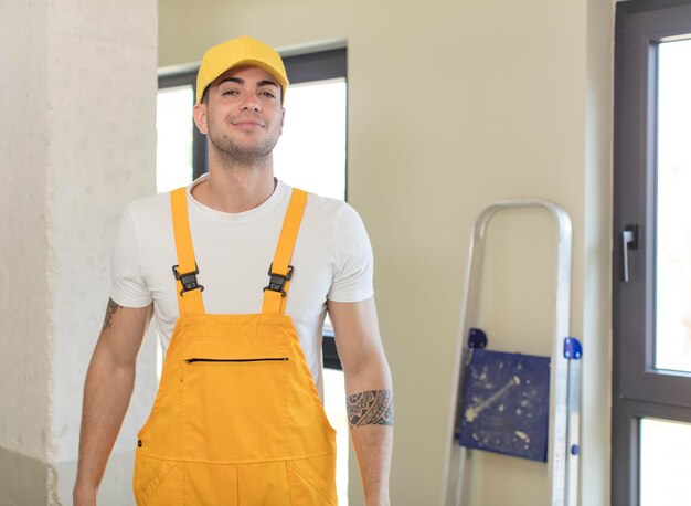 Sorrindo e olhando com uma expressão feliz e confiante