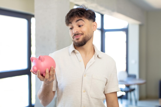 Sorrindo e olhando com uma expressão feliz e confiante