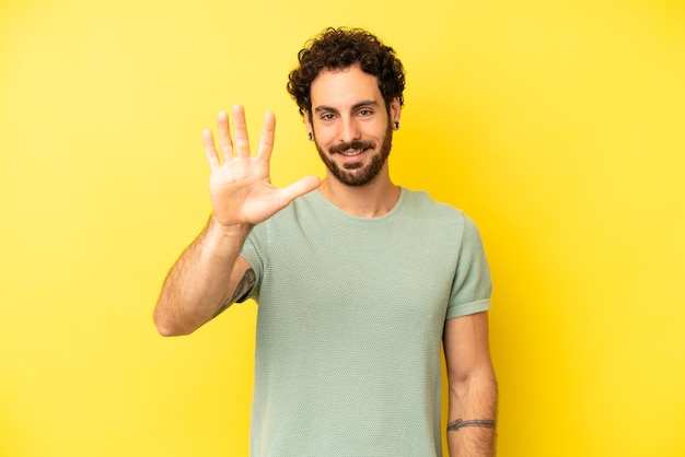 sorrindo e parecendo amigável mostrando o número cinco ou quinto com a mão em contagem regressiva