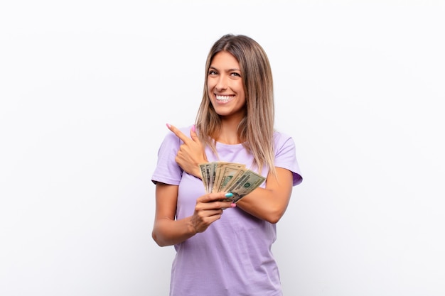 sorrindo e parecendo amigável, mostrando o número cinco ou quinto com a mão para a frente, contando