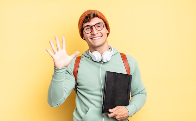 Sorrindo e parecendo amigável, mostrando o número cinco ou quinto com a mão para a frente, em contagem regressiva. conceito de estudante