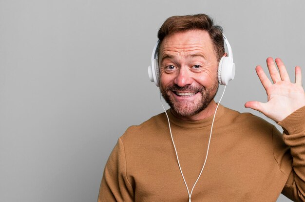 Sorrindo e parecendo amigável mostrando o número cinco