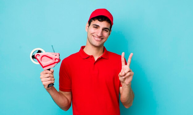 Sorrindo e parecendo amigável mostrando o número dois