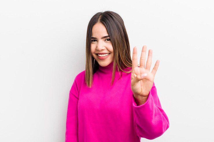 Foto sorrindo e parecendo amigável mostrando o número quatro ou quarto com a mão em contagem regressiva