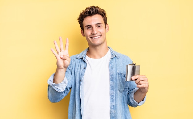 Sorrindo e parecendo amigável, mostrando o número quatro ou quarto com a mão para a frente, contando o conceito de frasco de álcool