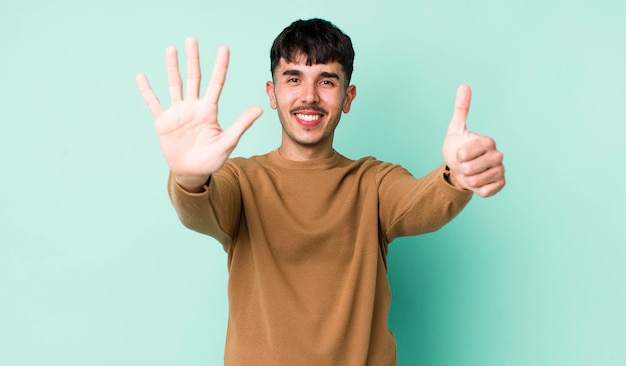 Sorrindo e parecendo amigável, mostrando o número seis ou sexto com a mão em contagem regressiva