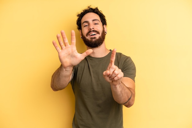 Sorrindo e parecendo amigável, mostrando o número seis ou sexto com a mão em contagem regressiva