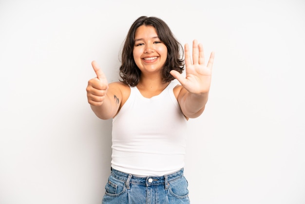 Sorrindo e parecendo amigável, mostrando o número seis ou sexto com a mão em contagem regressiva