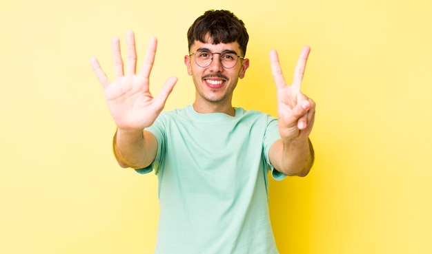 Sorrindo e parecendo amigável, mostrando o número sete ou sétimo, com a mão para a frente contando para baixo