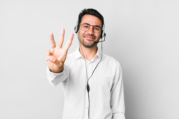 Sorrindo e parecendo amigável mostrando o número três