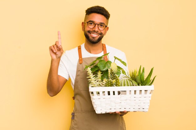 Sorrindo e parecendo amigável mostrando o número um