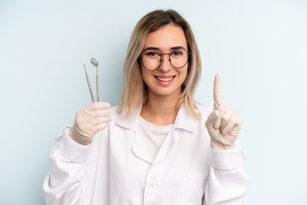 Sorrindo e parecendo amigável mostrando o número um