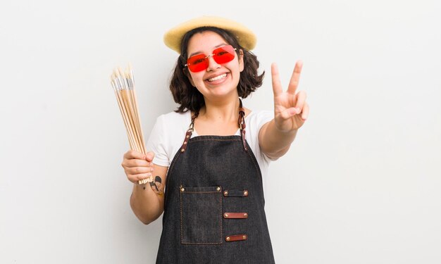 Sorrindo e parecendo feliz gesticulando vitória ou paz