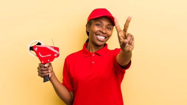 Sorrindo e parecendo feliz gesticulando vitória ou paz