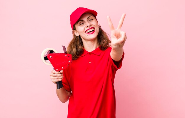 Sorrindo e parecendo feliz gesticulando vitória ou paz