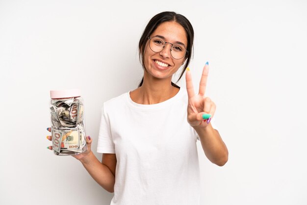 Sorrindo e parecendo feliz gesticulando vitória ou paz