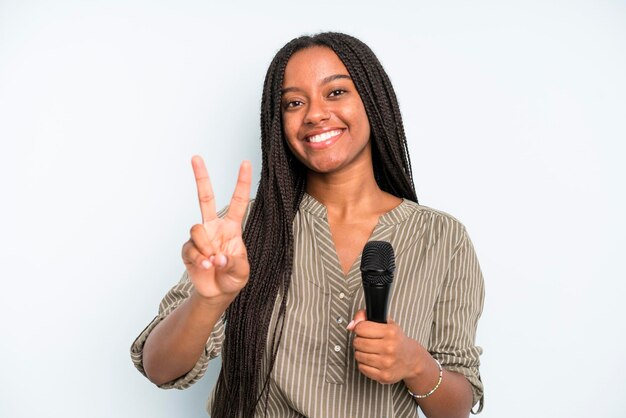 Sorrindo e parecendo feliz gesticulando vitória ou paz