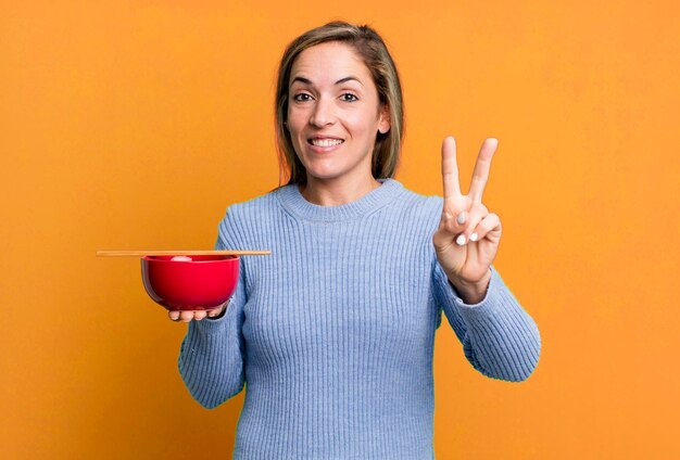 Sorrindo e parecendo feliz gesticulando vitória ou paz