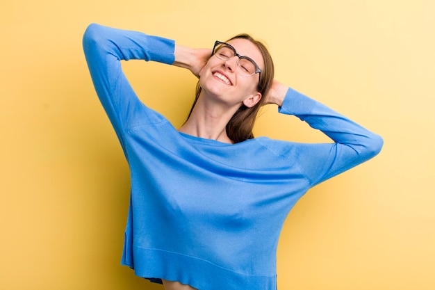 Sorrindo e sentindo-se relaxado satisfeito e despreocupado rindo positivamente e arrepiando