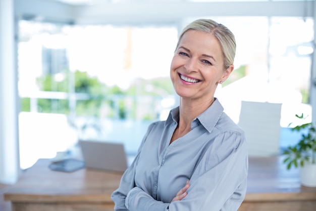 Sorrindo empresária no escritório